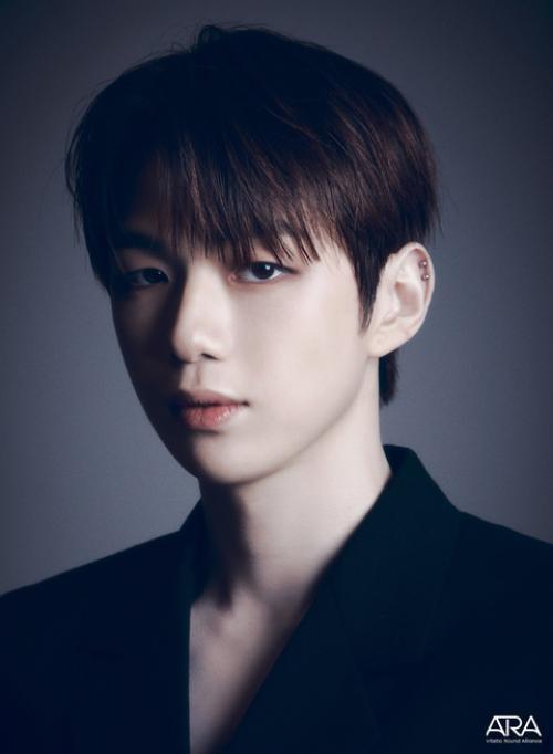 080824: новые профильные фото Кан Даниэля + открытие платформы. 04