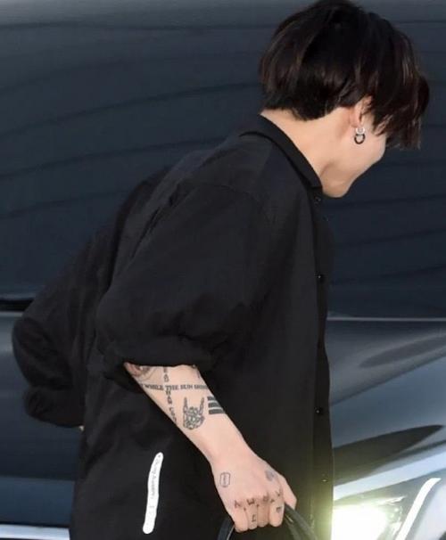 Судя по всему, он добавил Тату в виде глаза относительно недавно. 01