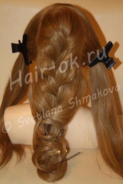 Классический вариант укладки выглядит как большое количество завитков, или же буклей, на затылочной части головы. 04