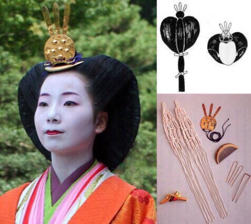 На куклах хина мы видим императрицу в дзунихитое, 12-слойном кимоно и в причёске из забраных сзади в хвост волос (1). 03