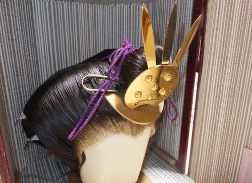 На куклах хина мы видим императрицу в дзунихитое, 12-слойном кимоно и в причёске из забраных сзади в хвост волос (1). 04