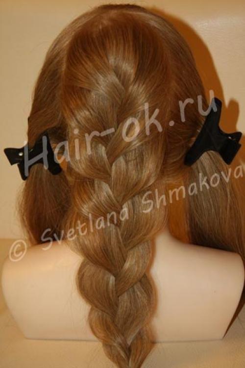 Классический вариант укладки выглядит как большое количество завитков, или же буклей, на затылочной части головы. 02