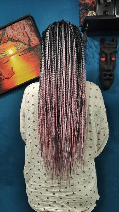 В нашей студии мы всегда предпочтение точечному вплетению отдаём. 02