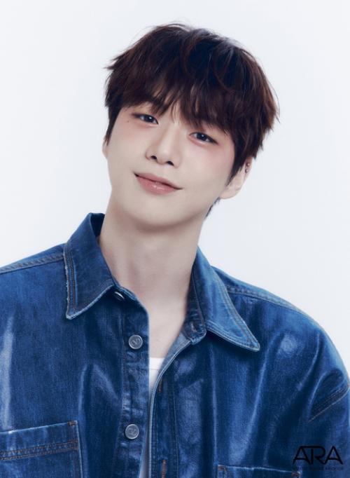 080824: новые профильные фото Кан Даниэля + открытие платформы. 01