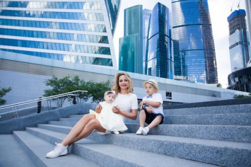 Family moscow. Москва Сити прогулка пешком. Прогулка с семьей в Москва Сити. Прогулка с ЛП возле Москвы Сити. Москва Сити гулять с детьми с Катериной.