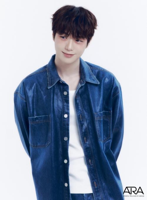 080824: новые профильные фото Кан Даниэля + открытие платформы. 02