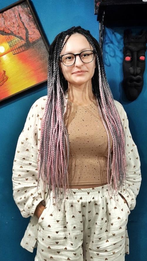 В нашей студии мы всегда предпочтение точечному вплетению отдаём. 01