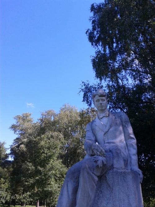 В таврическом саду меня Встречает Сергей Есенин. 01