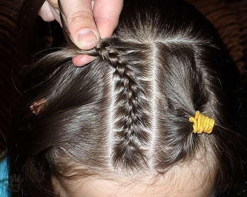 Причёска Змейка. Мы отделяем волосы с лобной части головы пробором. 03