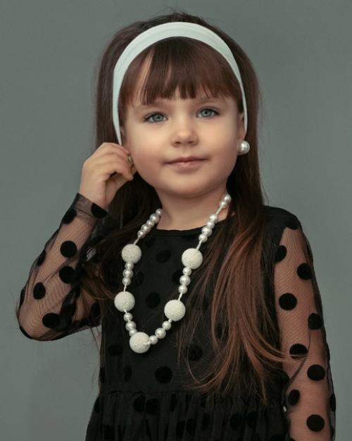 Для съемки пары комплектов одежды на Wildberries ищу девочку ростом 110-116 или 116-122 (4-6 лет. 01