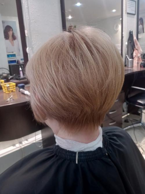 К нам обратилась милая дама исправить стрижку. 04