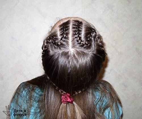 Причёска Змейка. Мы отделяем волосы с лобной части головы пробором. 04