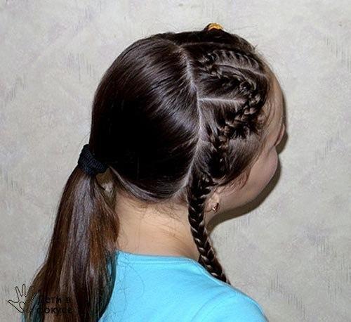 Причёска Змейка. Мы отделяем волосы с лобной части головы пробором. 02