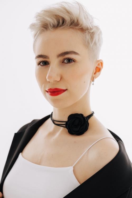 Women Fade - модная стрижка на короткие волосы, которая отличается плотным и постепенным сужением по бокам и к затылку. 02