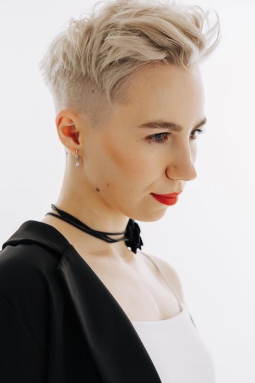 Women Fade - модная стрижка на короткие волосы, которая отличается плотным и постепенным сужением по бокам и к затылку. 03