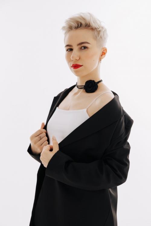 Women Fade - модная стрижка на короткие волосы, которая отличается плотным и постепенным сужением по бокам и к затылку. 01