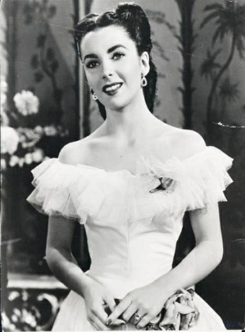 Выложу одни из своих любимых образов Элизабет, оба фильма 1948 года: Неугомонная Джулия и свидание с Джуди. 08