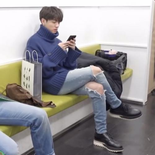 070122: нетизенам нравится, что чонгук не знает, как надо правильно одеваться. 01 070122: нетизенам нравится, что чонгук не знает, как надо правильно одеваться. 01