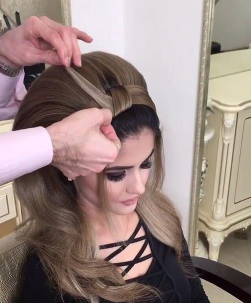 Для ценителей и ценительниц простых, но оригинальных причесок выставляю немного репортажных фото - поэтапного создания этой работы. 03