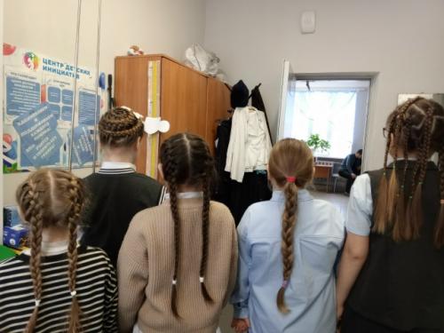 У нас в школе прошел необычный и очень красивый день Школьных Косичек! 04