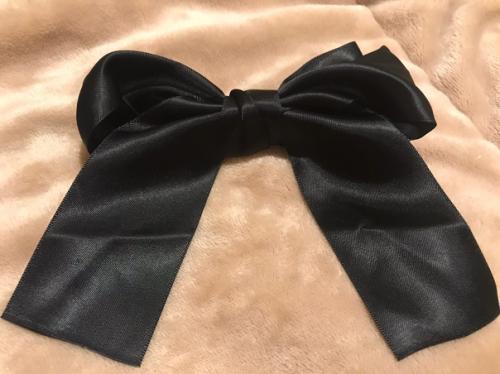 Думаю почему бы не сделать отзыв на два аксессуара для волос здесь заколка и колечки. 01