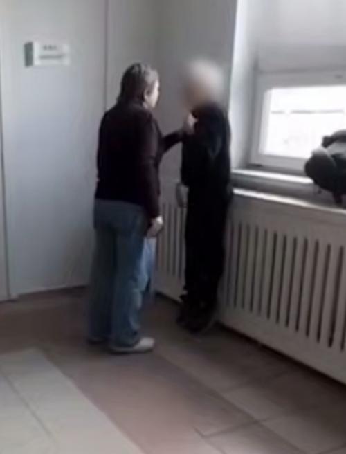 Пусти!  Ты надоела уже! 01