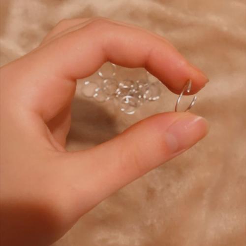 Думаю почему бы не сделать отзыв на два аксессуара для волос здесь заколка и колечки. 05