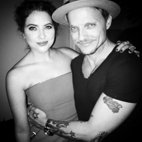 Twitternews@Ashley_Benzo: помимо качественных снимков с прошедшего мероприятия нам сдали доступны и личные фотокарточки актрисы. 03