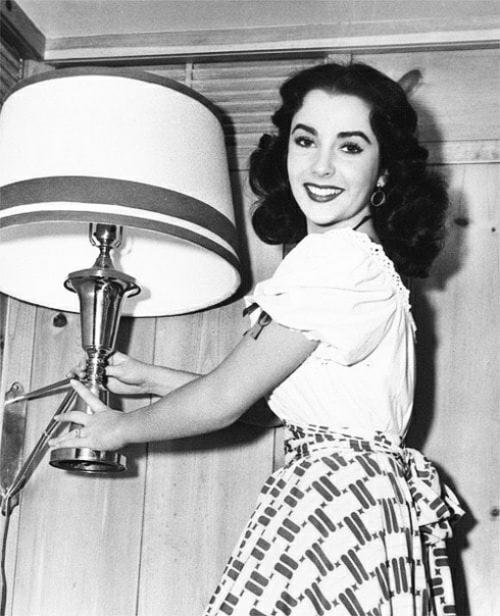 Выложу одни из своих любимых образов Элизабет, оба фильма 1948 года: Неугомонная Джулия и свидание с Джуди. 05