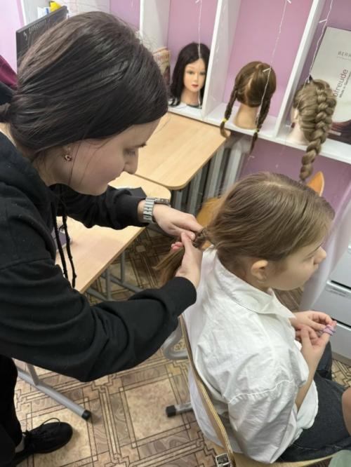 У нас в школе прошел необычный и очень красивый день Школьных Косичек! 05