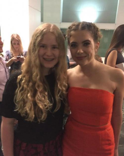 Twitternews@Ashley_Benzo: помимо качественных снимков с прошедшего мероприятия нам сдали доступны и личные фотокарточки актрисы. 02