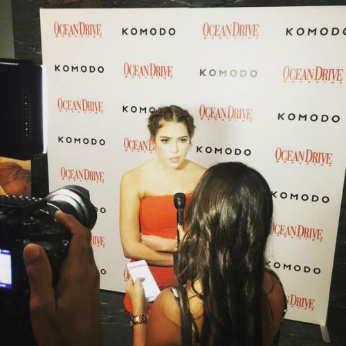 Twitternews@Ashley_Benzo: помимо качественных снимков с прошедшего мероприятия нам сдали доступны и личные фотокарточки актрисы. 01