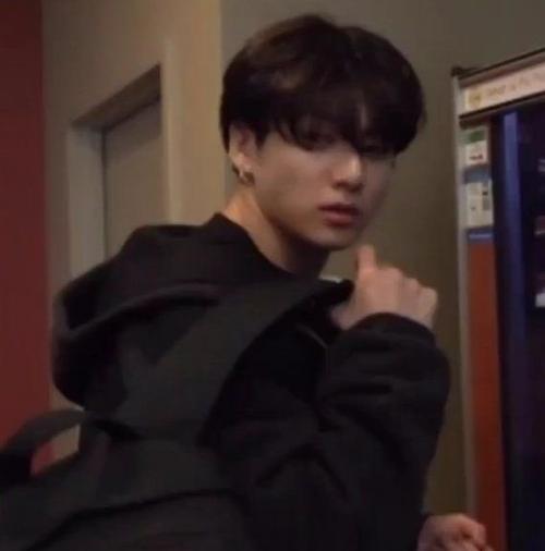 070122: нетизенам нравится, что чонгук не знает, как надо правильно одеваться. 02 070122: нетизенам нравится, что чонгук не знает, как надо правильно одеваться. 02