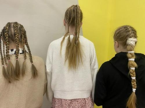 У нас в школе прошел необычный и очень красивый день Школьных Косичек! 03