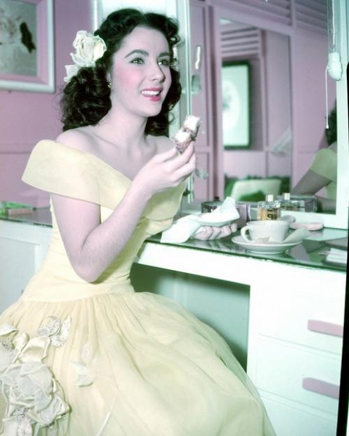 Выложу одни из своих любимых образов Элизабет, оба фильма 1948 года: Неугомонная Джулия и свидание с Джуди. 02