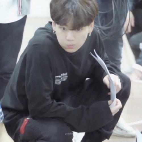 070122: нетизенам нравится, что чонгук не знает, как надо правильно одеваться. 04 070122: нетизенам нравится, что чонгук не знает, как надо правильно одеваться. 04