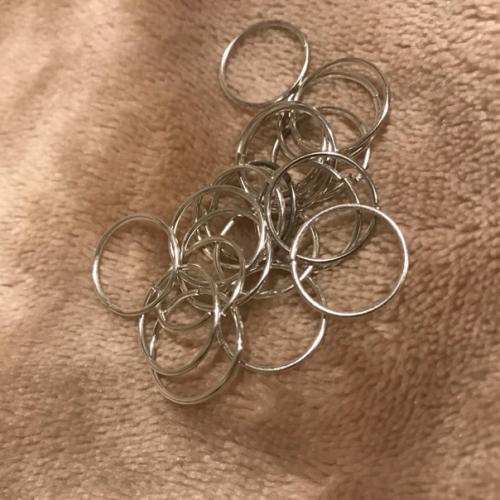 Думаю почему бы не сделать отзыв на два аксессуара для волос здесь заколка и колечки. 03