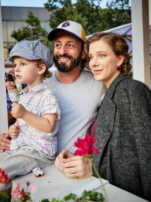 30 летняя Лиза Арзамасова и 52-летний Илья авербух отпраздновали годовщину свадьбы. 

