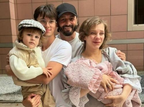 30 летняя Лиза Арзамасова и 52-летний Илья авербух отпраздновали годовщину свадьбы. 01