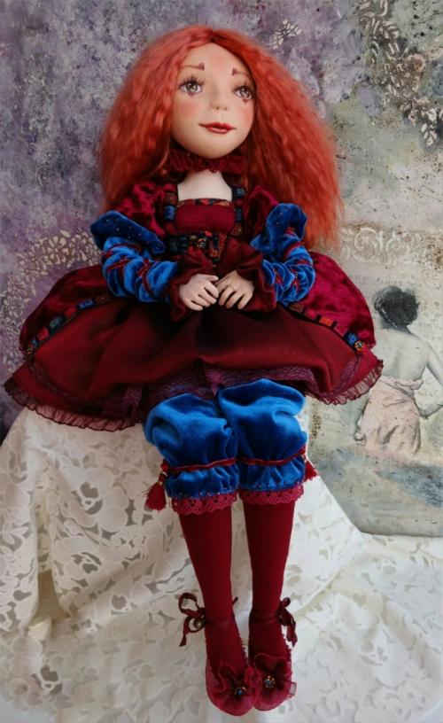 Коломбина в кресле у зеркала, вся в ожидании перемен.  