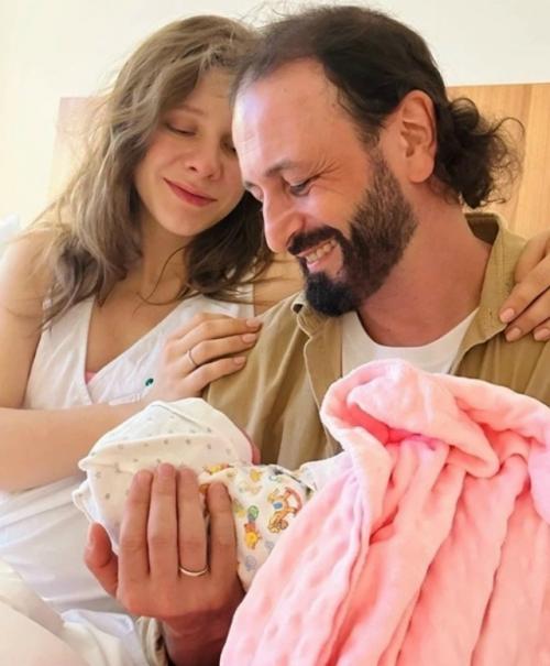 30 летняя Лиза Арзамасова и 52-летний Илья авербух отпраздновали годовщину свадьбы. 04