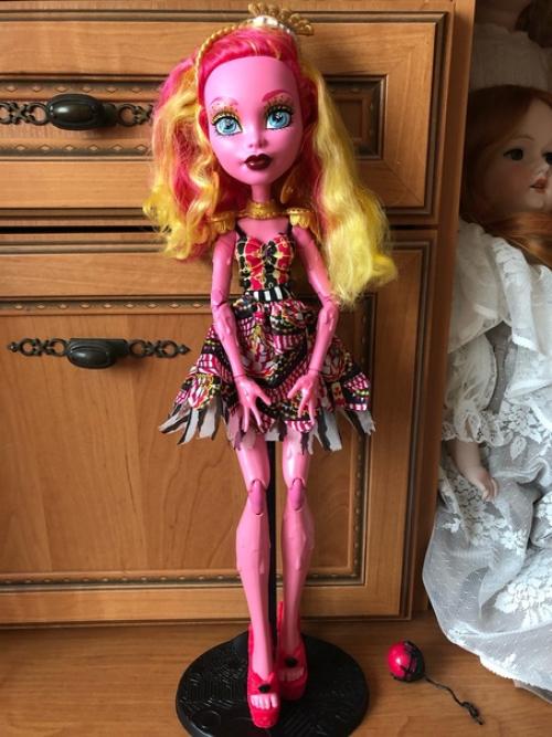 Доброго дня!  Робекка живая в хорошем состоянии, рабочая или нет, не знаю, батареек нет. 2. 02