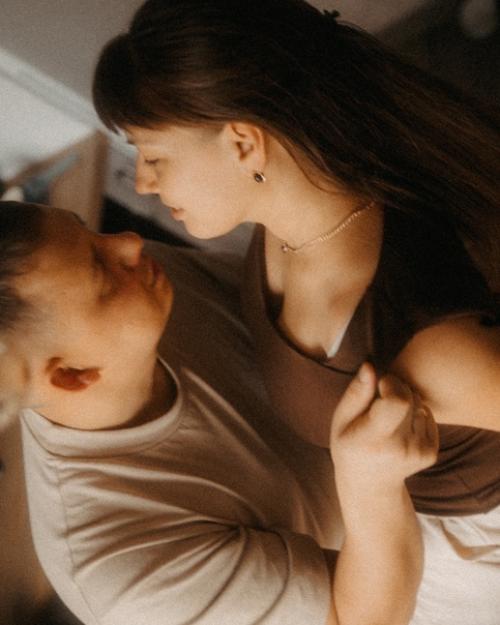 Моменты жизни. Я считаю, что лавстори и семейные фотосессии интереснее и ценнее снимать у вас дома, а не в студии. 02