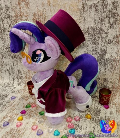 А вот и несравненная старлайт в костюме директора из S6e8 A Hearth's Warming Tail! 02