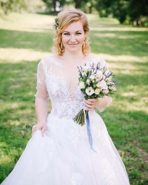 Свадебная прическа с живыми цветами и с легким макияжем. 03