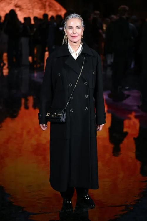 Седые волосы и косы, потрясающий новый образ Кароль буке на показе Chanel. 01 Седые волосы и косы, потрясающий новый образ Кароль буке на показе Chanel. 01