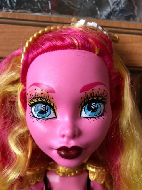 Доброго дня!  Робекка живая в хорошем состоянии, рабочая или нет, не знаю, батареек нет. 2. 03