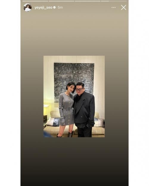 Я так безмерно рада, что йеджи посетила этот модный показ! 03