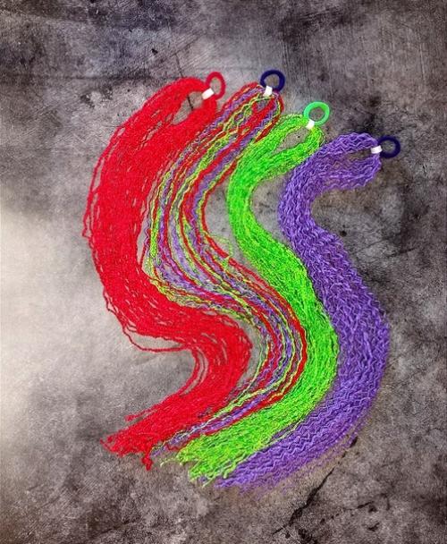 Прическа на основе косичек зи - зи - состоит из огромного множества тонких косичек, очень похожа на классические афрокосы. 04