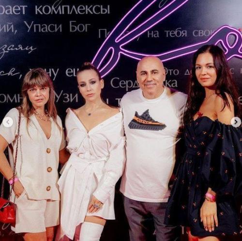 Юлия Барановская пришла на день рождение к Егору криду в невероятно красивом, белом наряде. 01